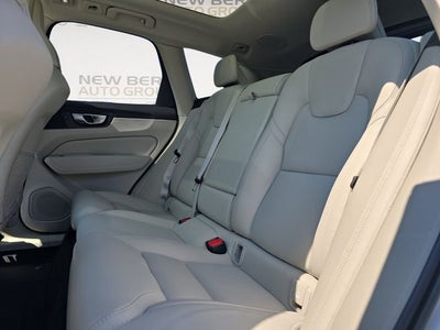 2023 Volvo XC60 B5 Ultimate Bright Theme