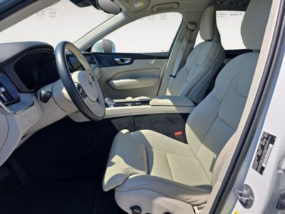 2023 Volvo XC60 B5 Ultimate Bright Theme
