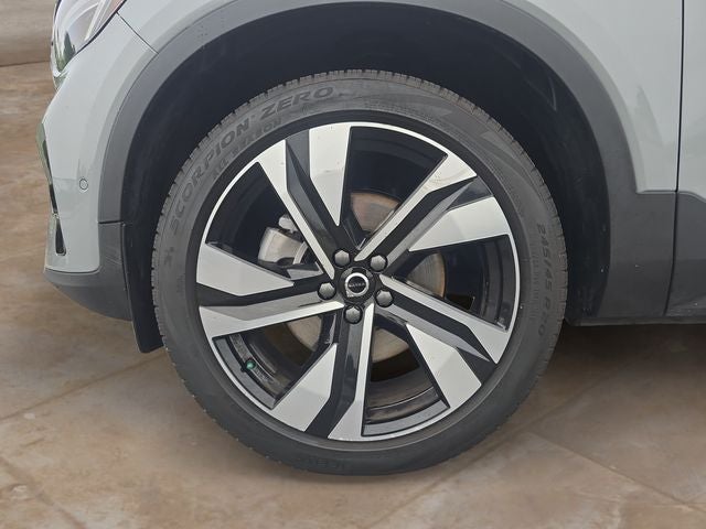 2024 Volvo XC40 B5 Plus Dark Theme