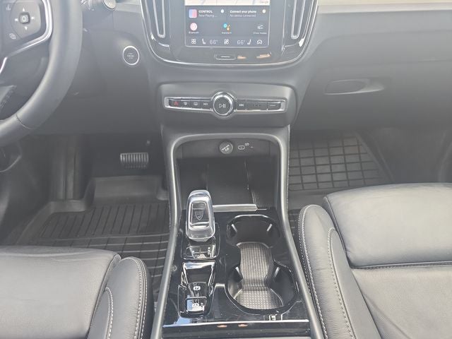 2023 Volvo XC40 B5 Plus Dark Theme